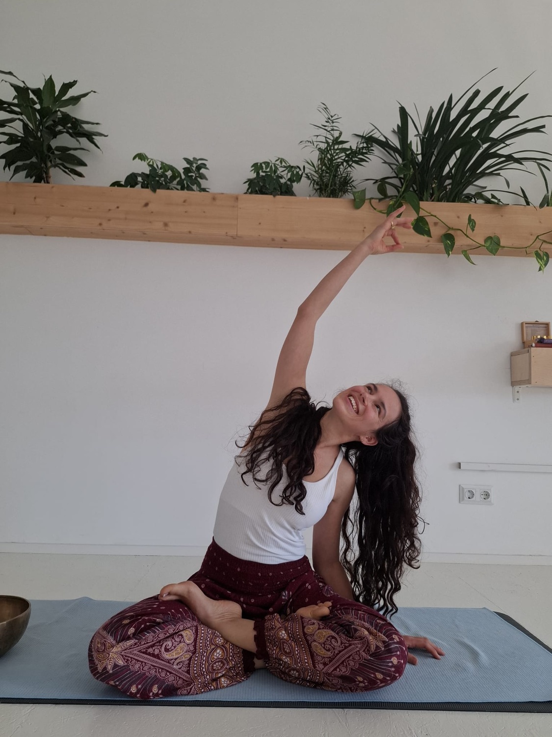 Nicole bei einer Yogaübung im Studio